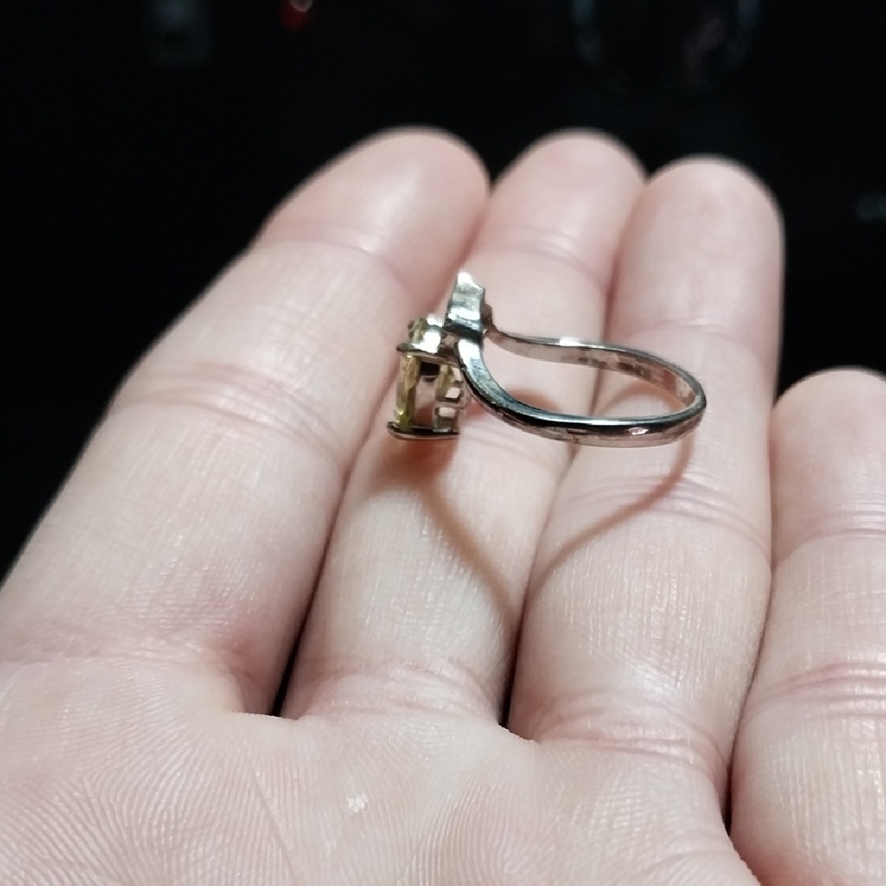 2/20$ Chic Silver Ring With Green Gemstone - image 4